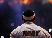 开云体育下载-街道极速与球场狂澜，F1焦点战与湖人晋级的双重奏