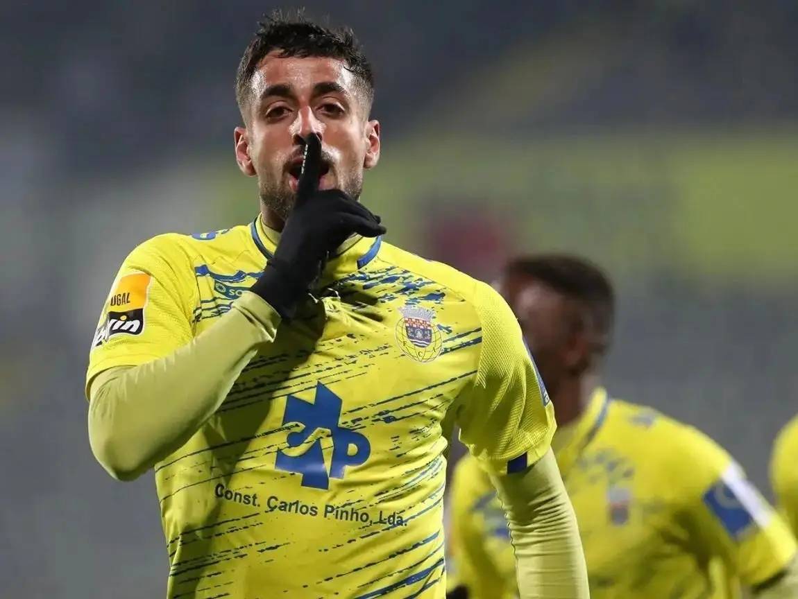 包含瑞典队球员士气高昂，迎接国际赛事的词条