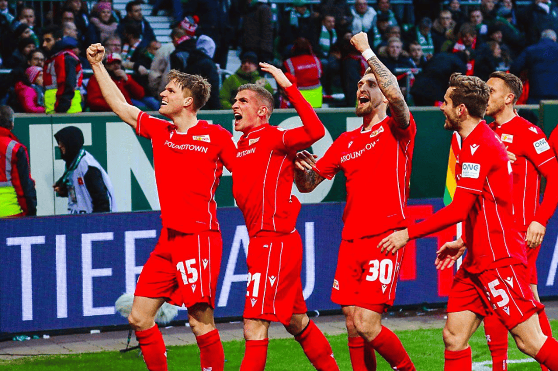 斯图加特球员集体观看录像分析对手