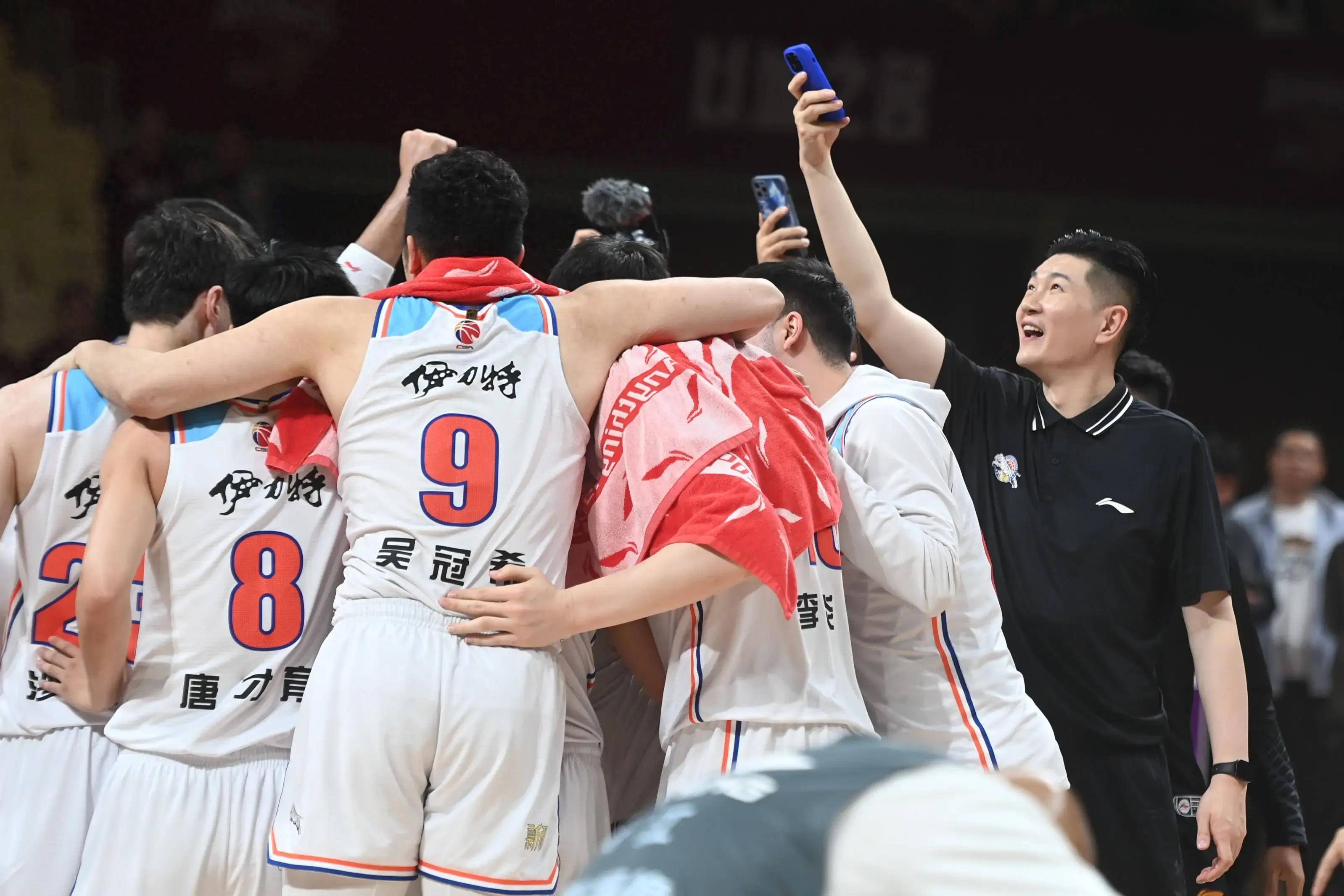 包含劲敌相抗，球队氛围笼罩在比赛强度中的词条