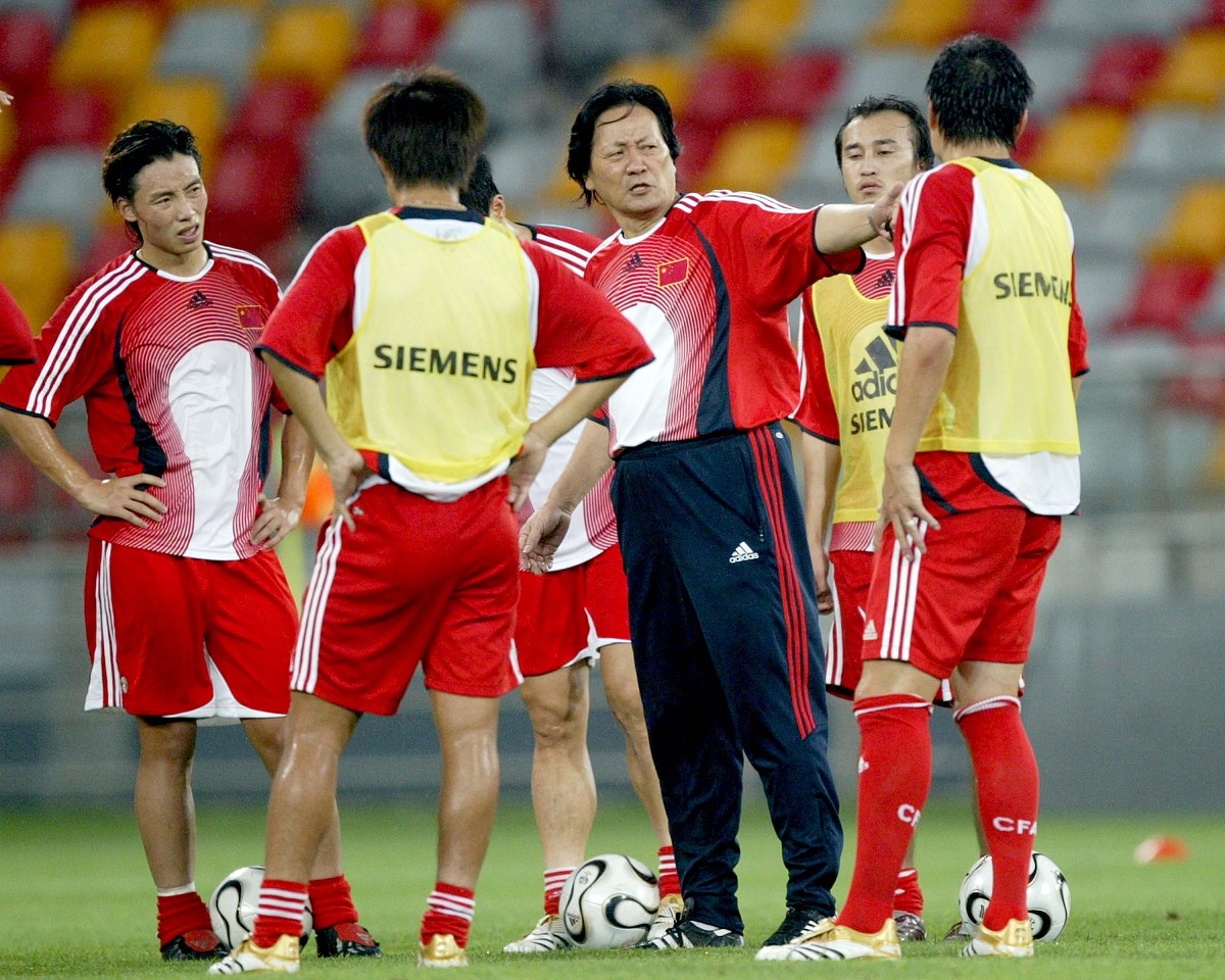 足球队员们在比赛中展现出顽强不屈的精神的简单介绍