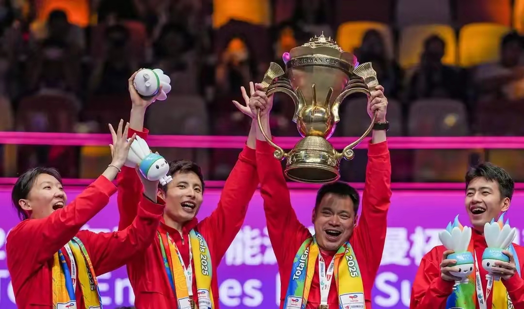 亚洲联赛冠军欢庆胜利，球队天王称雄