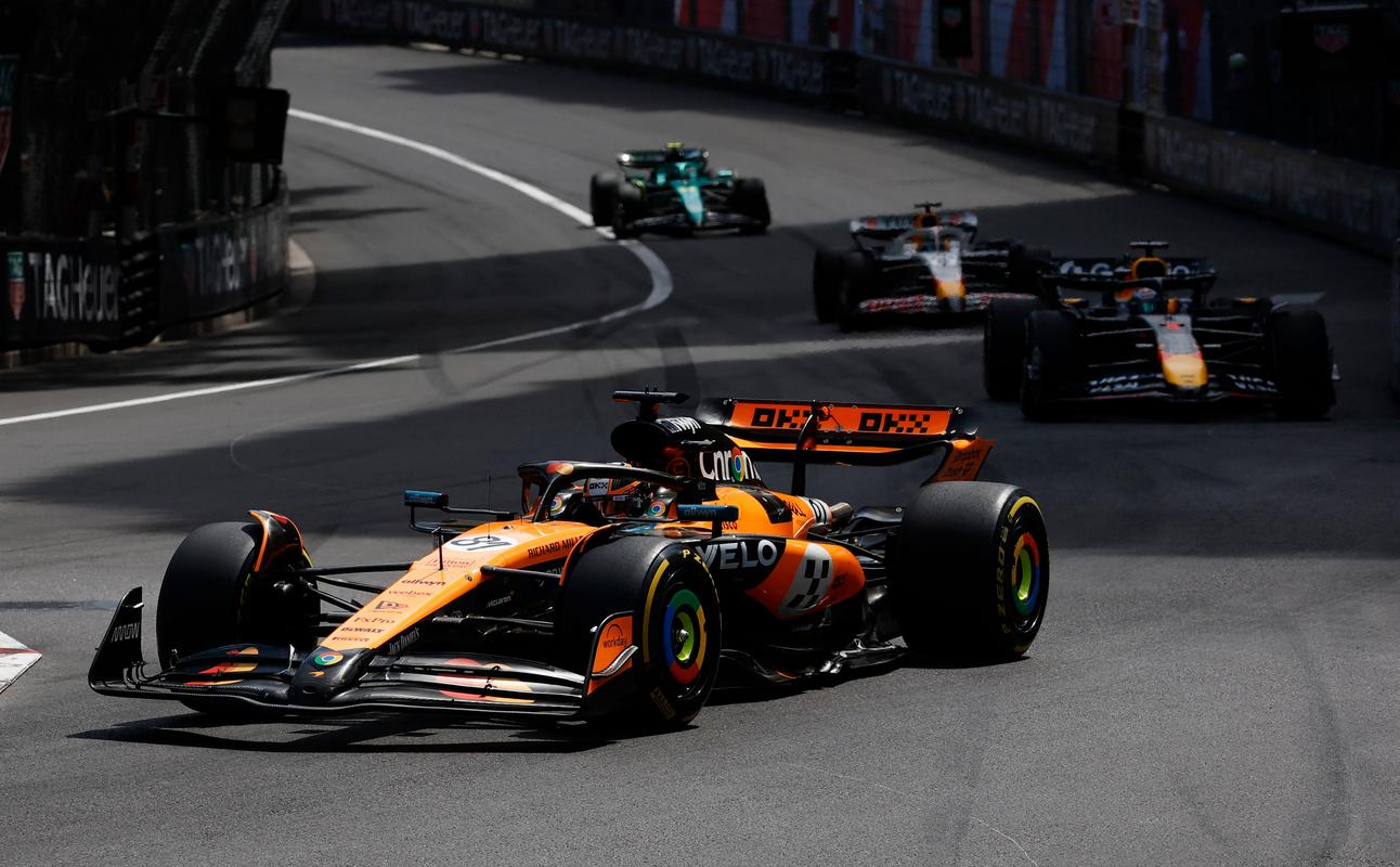 包含梅赛德斯完胜红牛车队，佩雷兹高光表现的词条