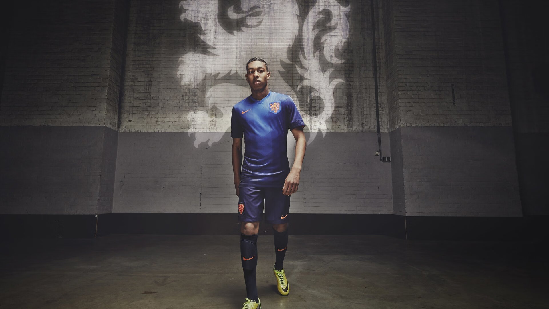 零点线前的独舞，那个在F1揭幕战之夜评分拉满的男人，不是车手